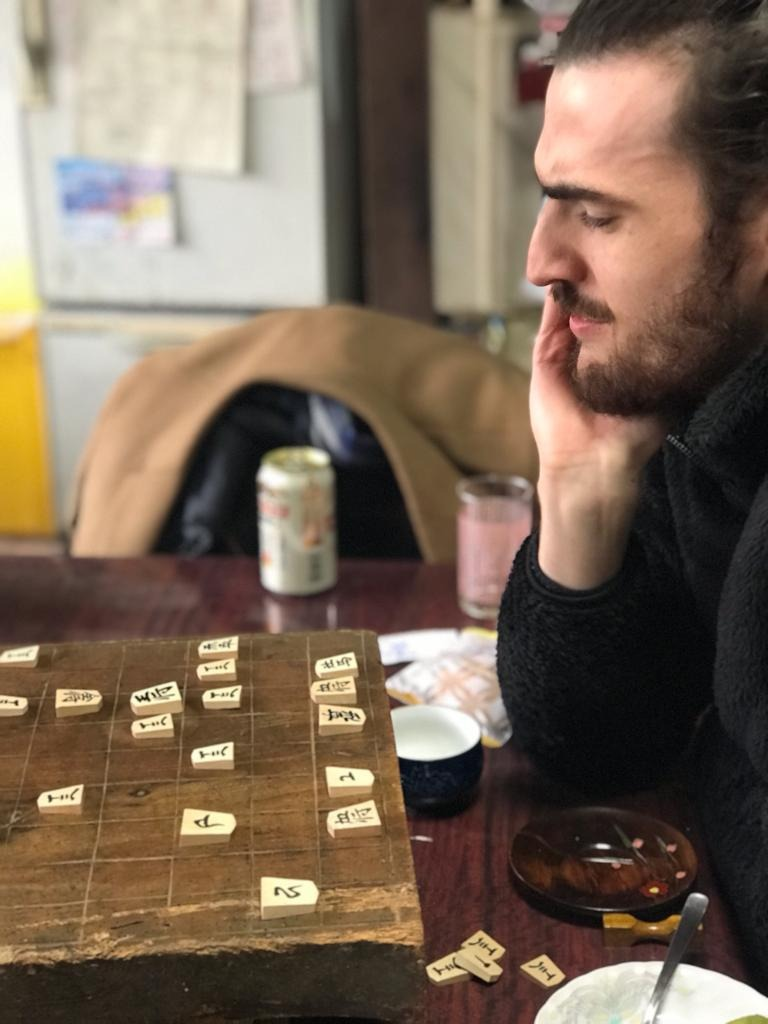 személy játszik shogi